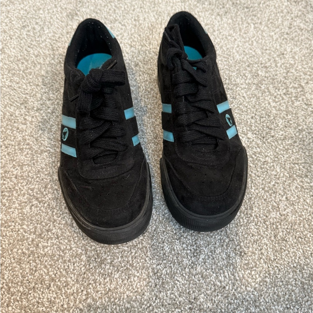 Airwalk women Black Sneakers with Blue Accents